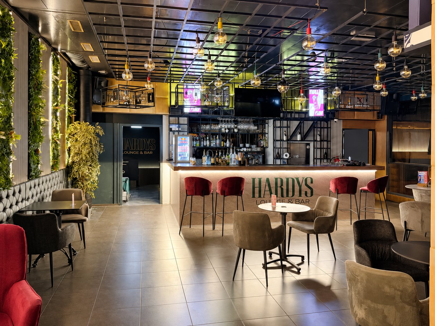 Bar und Lounge-Bereich im Hardys Lounge & Bar in Kloten
