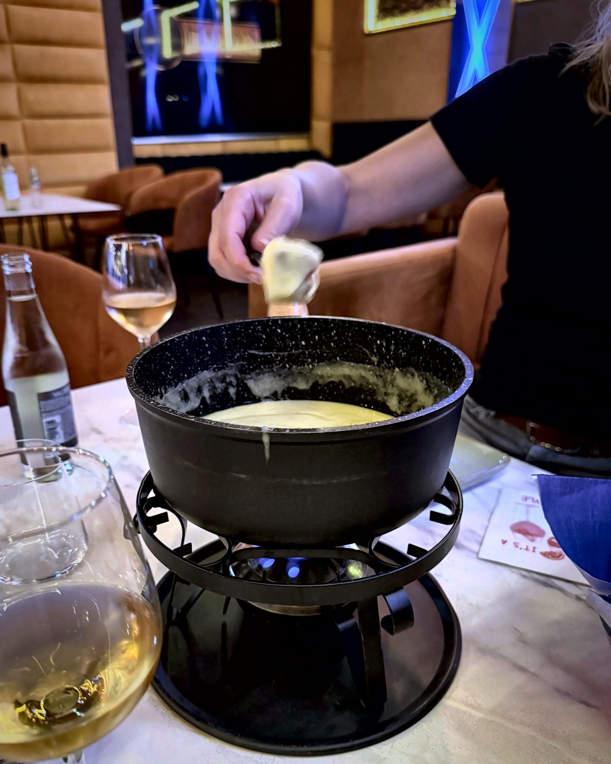 Fondue Sunday im Hardys Kloten: Brot wird ins Caquelon getaucht