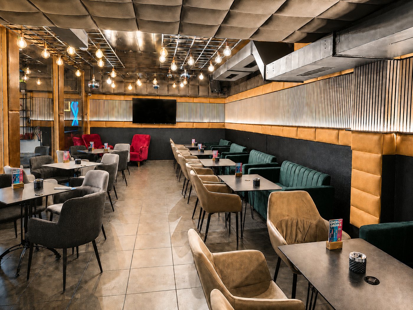 Loungebereich mit Sitzgruppen im Hardys Kloten