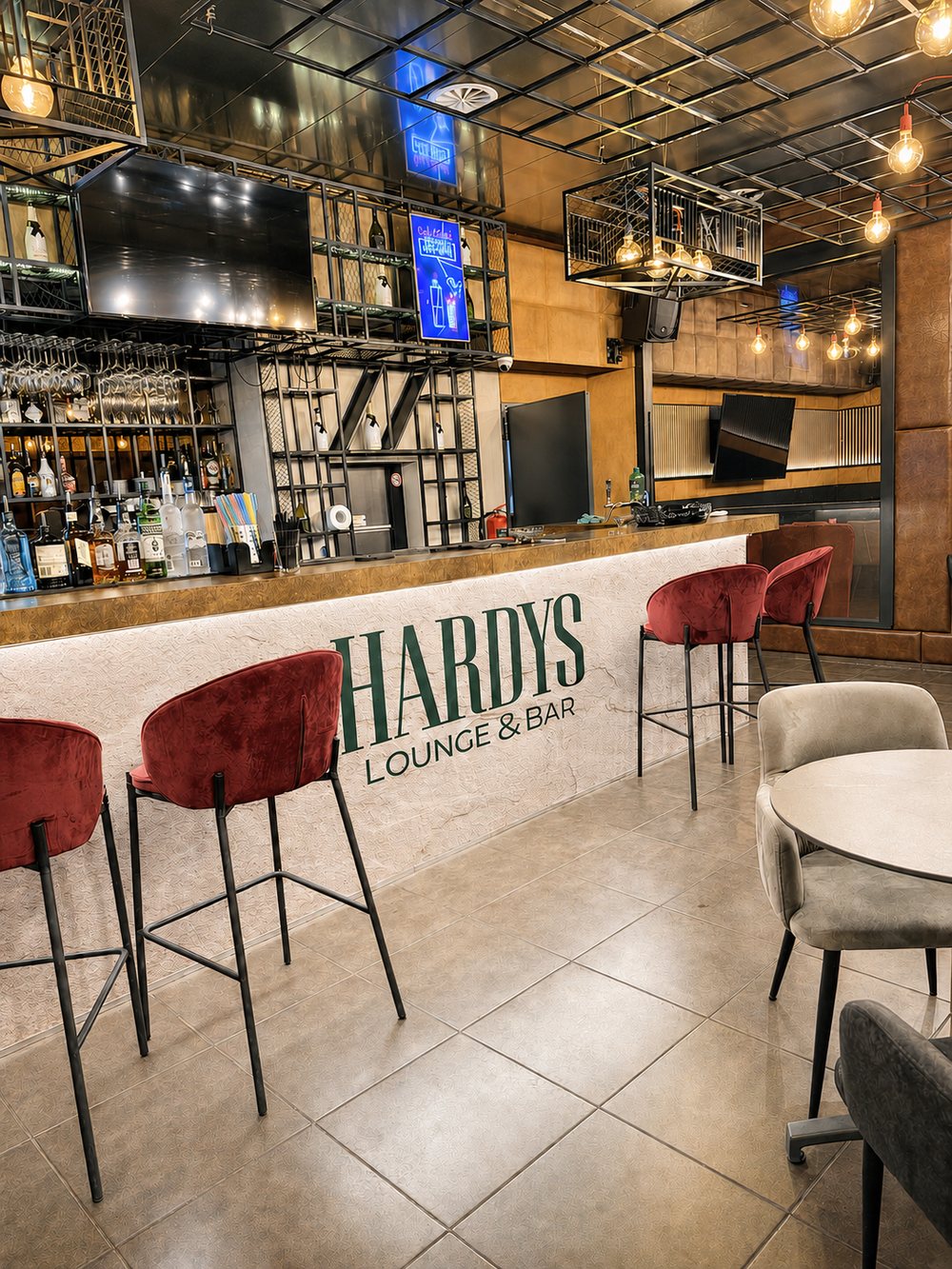 Bar mit Hardys-Schriftzug und Barhockern in Kloten